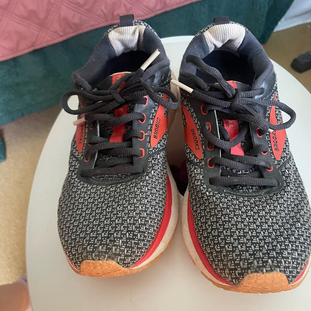 Brooks Women 7.5 Black & Red Athletic Sneakers